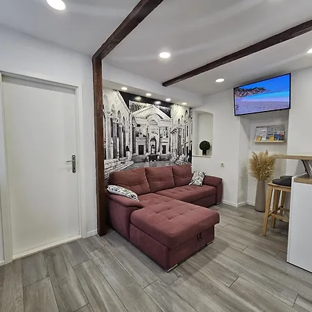 Palace Apartment *