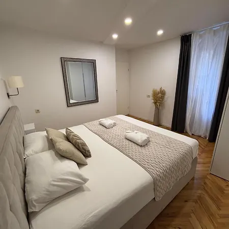 Palace Apartment *